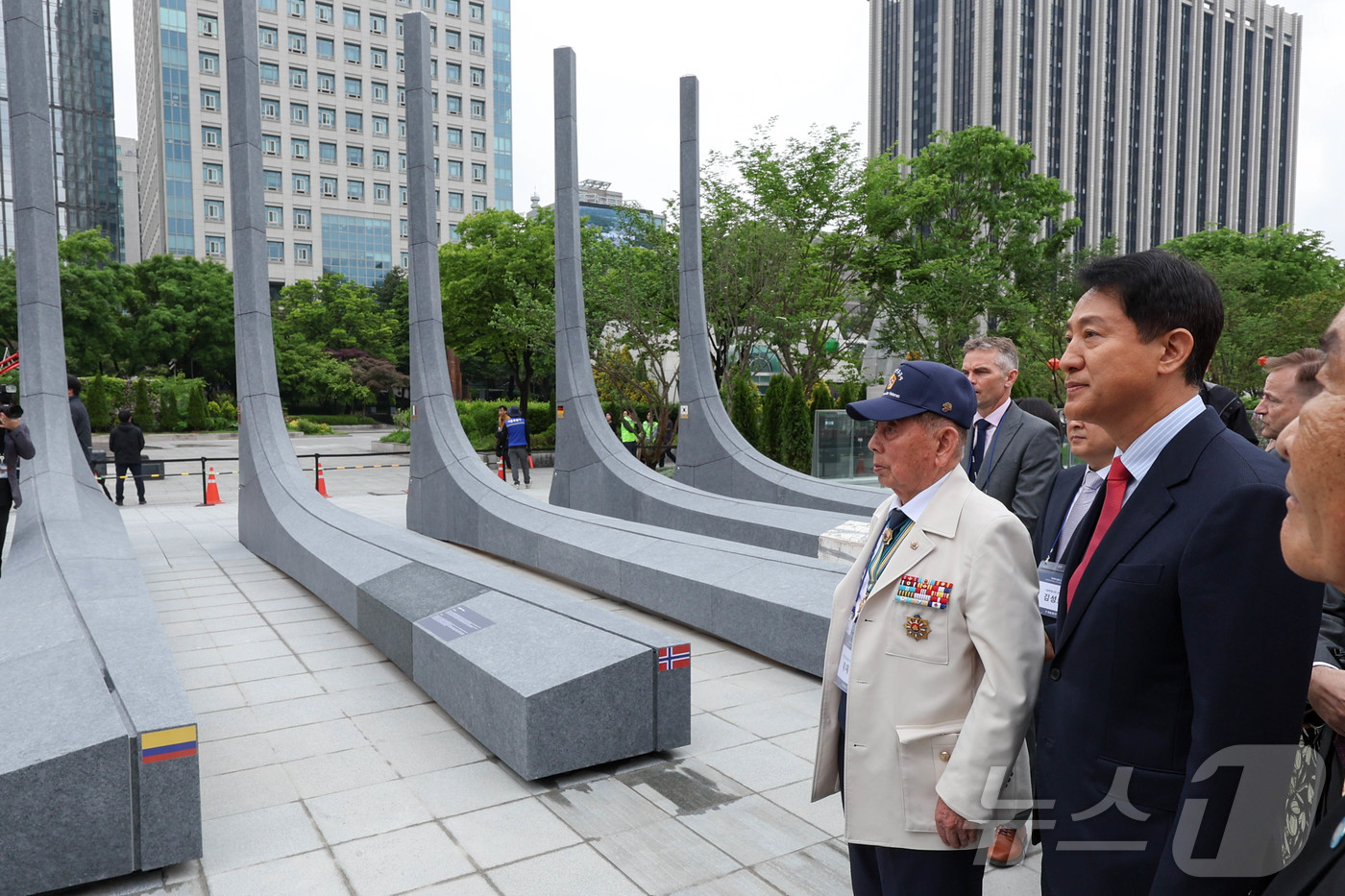 (서울=뉴스1) 임세영 기자 = 오세훈 국민의힘 서울시장 후보가 12일 서울 종로구 광화문광장에서 열린 '감사의 정원 준공식'에 참석해 6.25 참전유공자와 석재 조형물을 보고 있 …
