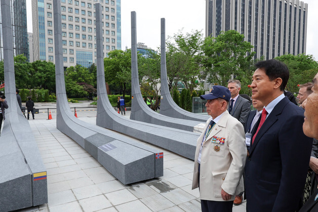 與 "오세훈, 선거공보물 사진 위해 감사의정원 밀어붙여"