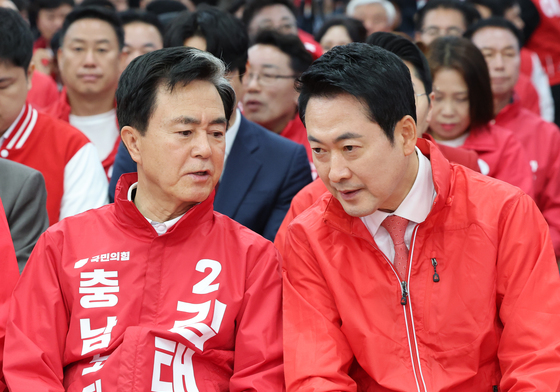 김태흠 충남지사 후보와 대화하는 장동혁