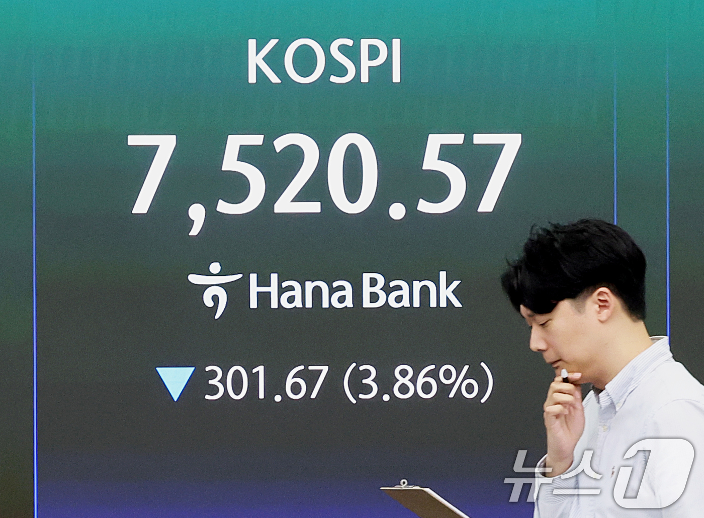 (서울=뉴스1) 조연우 인턴기자 = 코스피가 장중 7500선대로 밀린 12일 오전 서울 중구 하나은행 딜링룸 전광판에 코스피 지수가 표시돼 있다. 2026.5.12/뉴스1