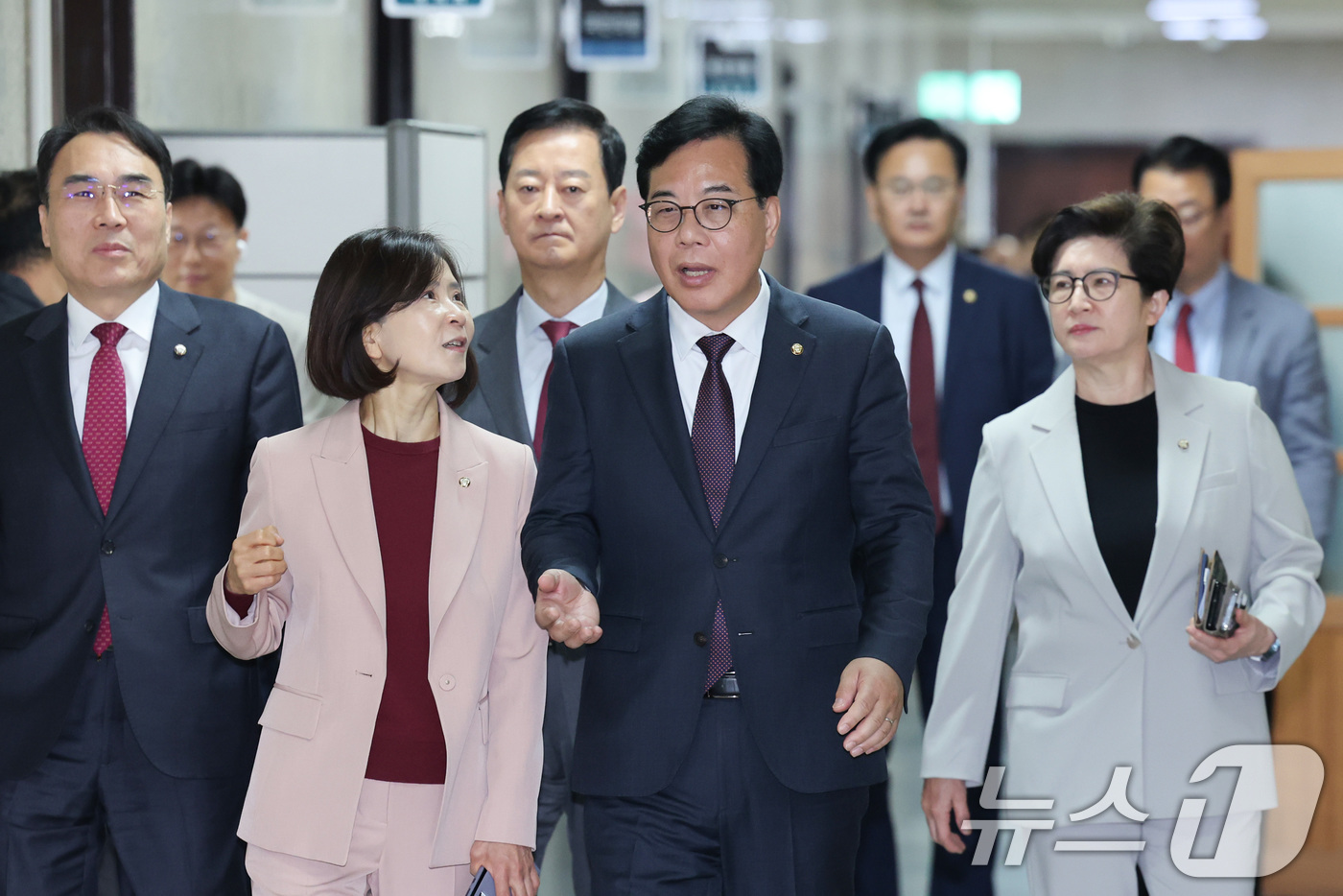 (서울=뉴스1) 신웅수 기자 = 송언석 국민의힘 원내대표가 12일 서울 여의도 국회에서 열린 의원총회 및 규탄대회 등 원내 주요 행사 우수 참석 의원 감사패 수여식에 참석하고 있다 …