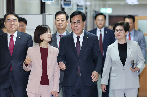 감사패 수여식 참석하는 송언석 원내대표