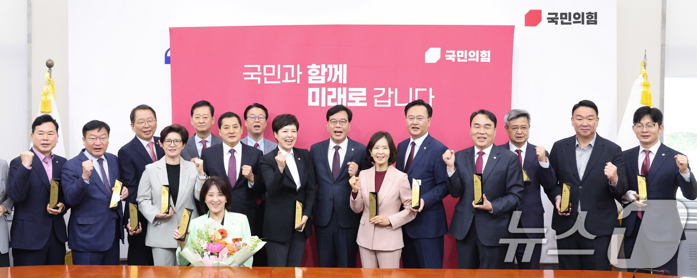(서울=뉴스1) 신웅수 기자 = 송언석 국민의힘 원내대표가 12일 서울 여의도 국회에서 열린 의원총회 및 규탄대회 등 원내 주요 행사 우수 참석 의원 감사패 수여식에서 수상자들과 …