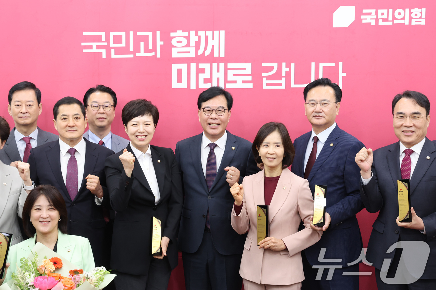 (서울=뉴스1) 신웅수 기자 = 송언석 국민의힘 원내대표가 12일 서울 여의도 국회에서 열린 의원총회 및 규탄대회 등 원내 주요 행사 우수 참석 의원 감사패 수여식에서 수상자들과 …