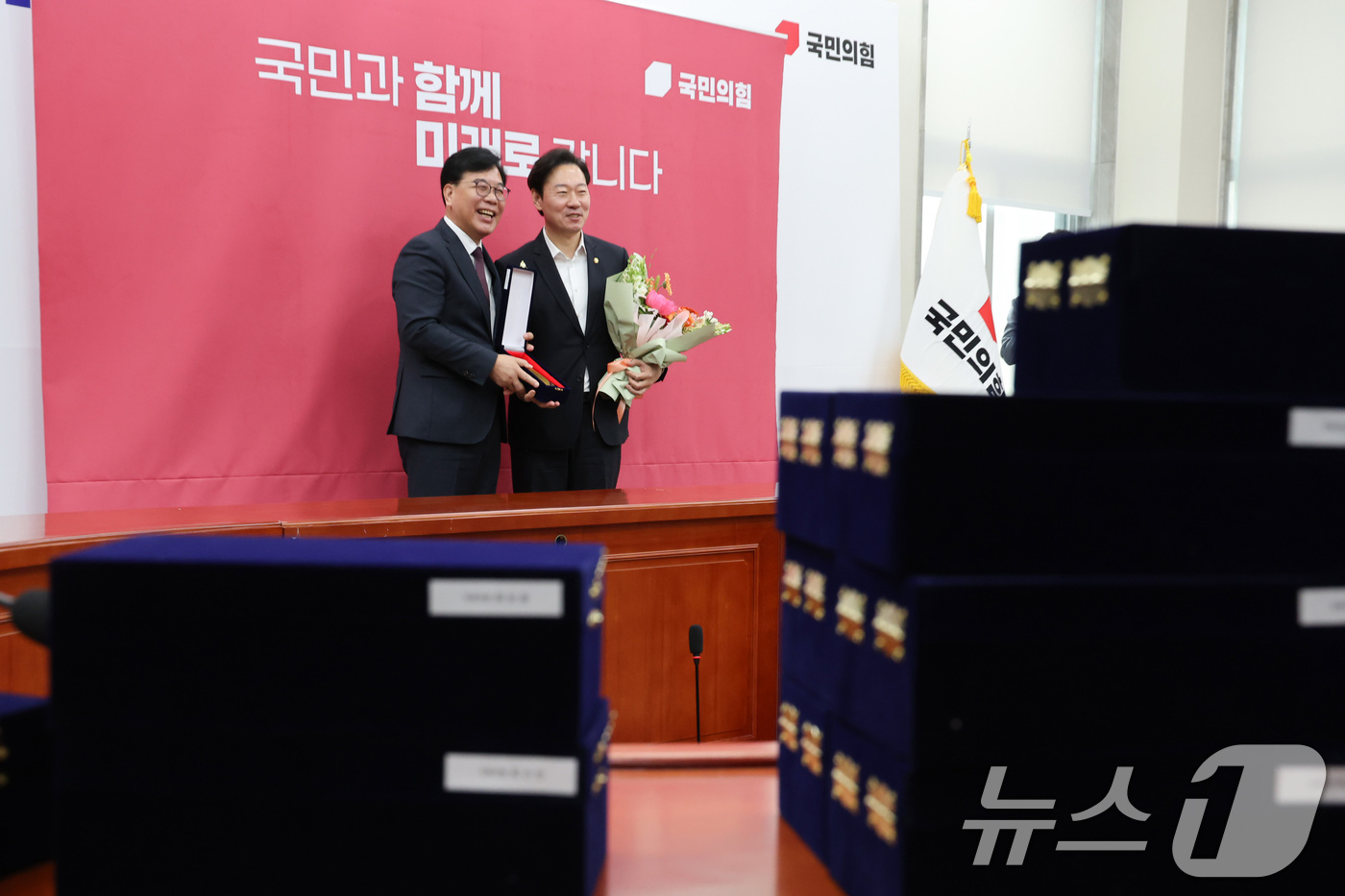 (서울=뉴스1) 신웅수 기자 = 송언석 국민의힘 원내대표가 12일 서울 여의도 국회에서 열린 의원총회 및 규탄대회 등 원내 주요 행사 우수 참석 의원 감사패 수여식에서 기념 촬영을 …