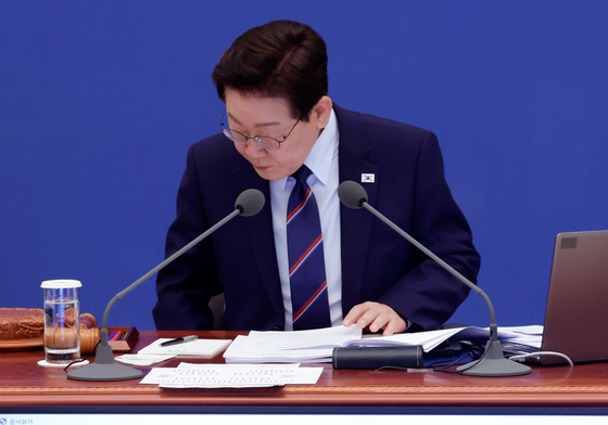 자료 보는 이재명 대통령