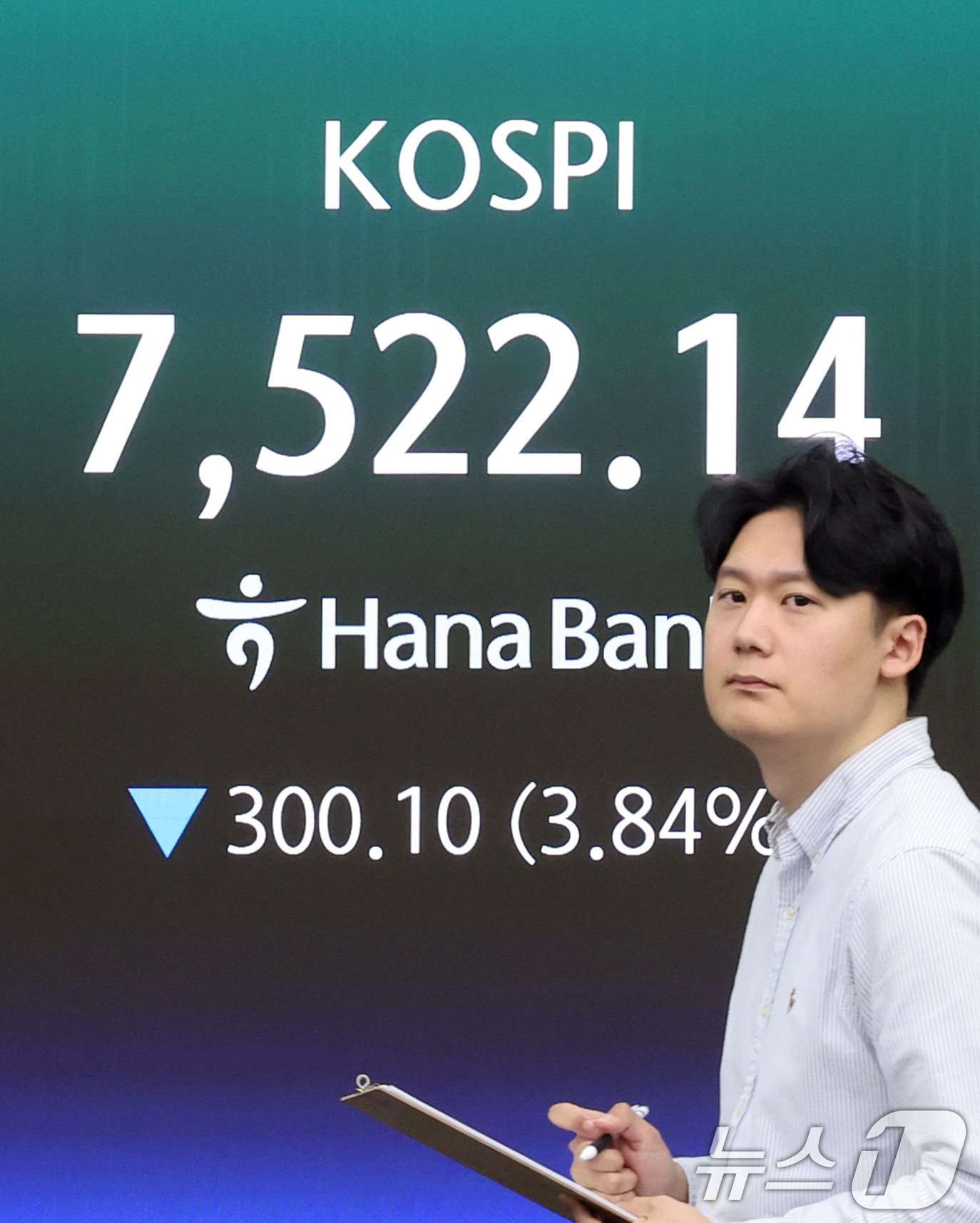 (서울=뉴스1) 조연우 인턴기자 = 코스피가 장중 7500선대로 밀린 12일 오전 서울 중구 하나은행 딜링룸 전광판에 코스피 지수가 표시돼 있다. 2026.5.12/뉴스1