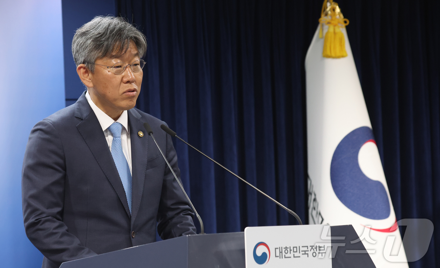 (서울=뉴스1) 김명섭 기자 = 김이탁 국토부 1차관이 12일 오전 서울 종로구 정부서울청사에서 토지거래허가구역 관련 백브리핑을 하고 있다.