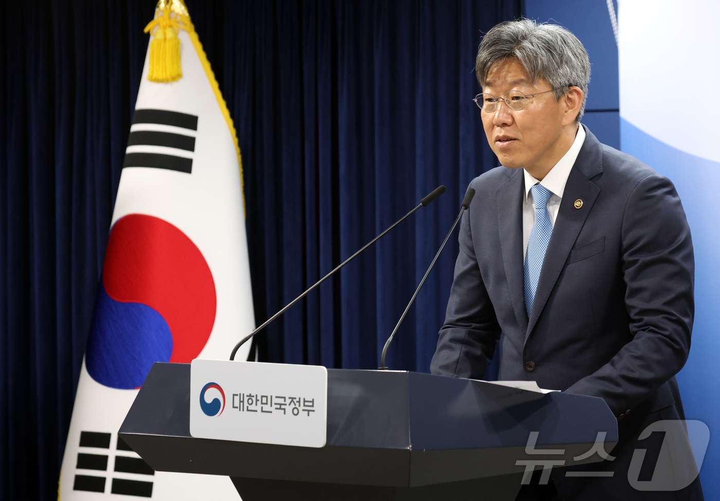 (서울=뉴스1) 김명섭 기자 = 김이탁 국토부 1차관이 12일 오전 서울 종로구 정부서울청사에서 토지거래허가구역 관련 백브리핑을 하고 있다.