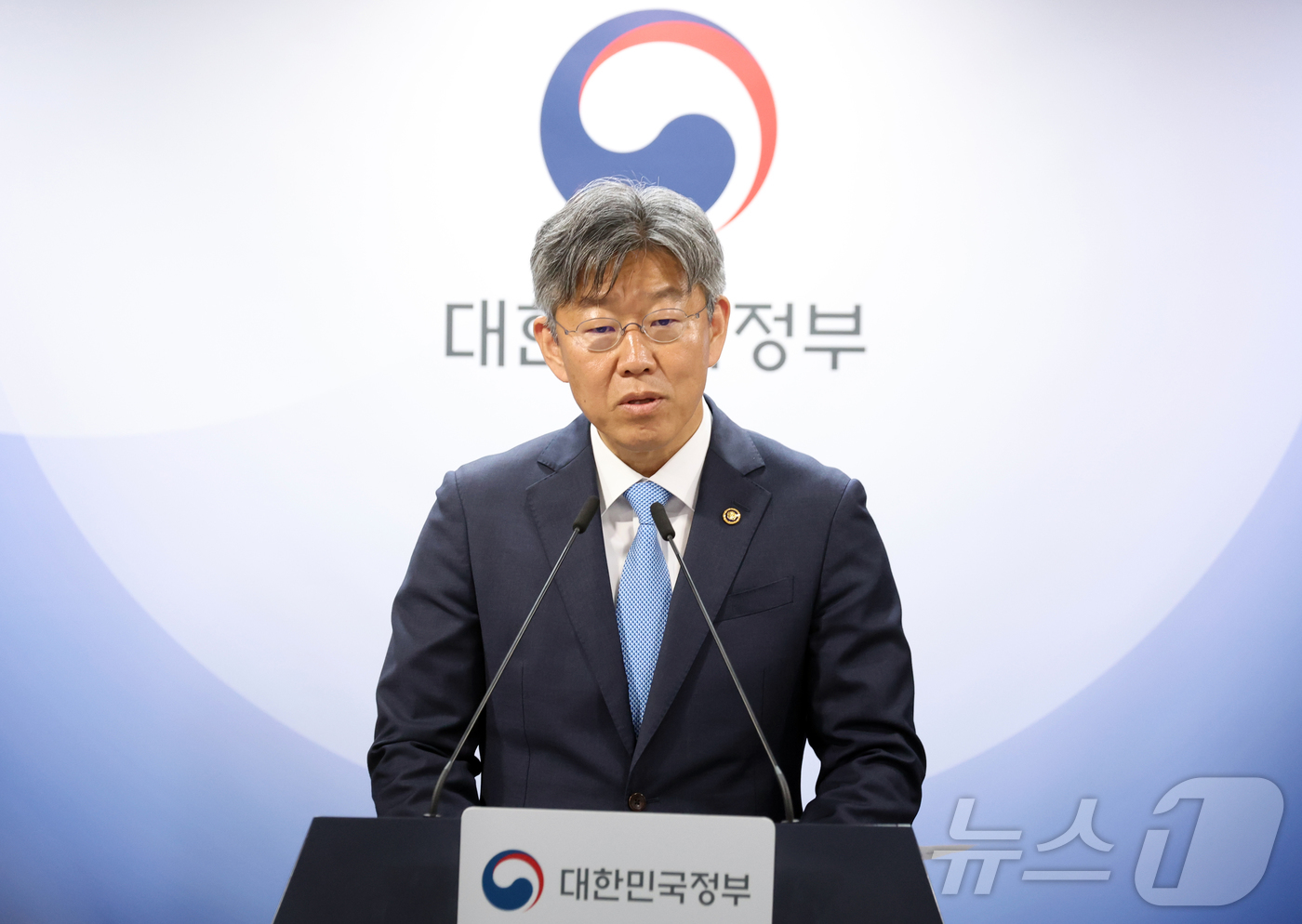 (서울=뉴스1) 김명섭 기자 = 김이탁 국토부 1차관이 12일 오전 서울 종로구 정부서울청사에서 토지거래허가구역 관련 백브리핑을 하고 있다.