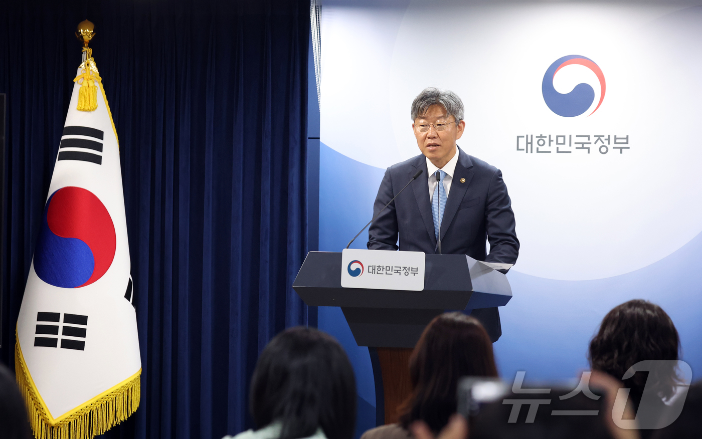 (서울=뉴스1) 김명섭 기자 = 김이탁 국토부 1차관이 12일 오전 서울 종로구 정부서울청사에서 토지거래허가구역 관련 백브리핑을 하고 있다.