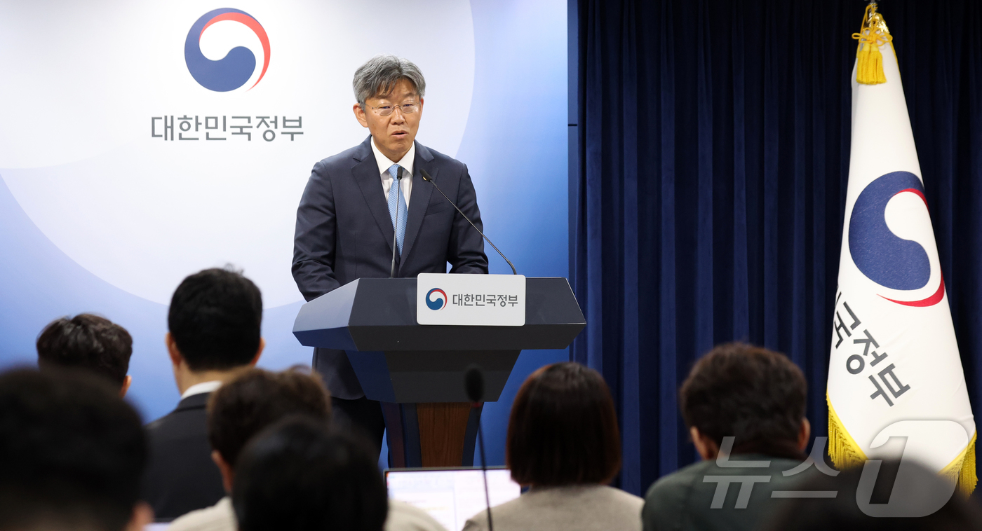 (서울=뉴스1) 김명섭 기자 = 김이탁 국토부 1차관이 12일 오전 서울 종로구 정부서울청사에서 토지거래허가구역 관련 백브리핑을 하고 있다.