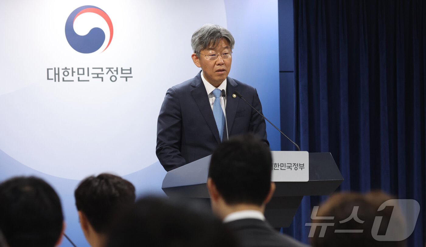 본문 이미지 - 김이탁 국토부 1차관이 12일 오전 서울 종로구 정부서울청사에서 토지거래허가구역 관련 백브리핑을 하고 있다. ⓒ 뉴스1 김명섭 기자