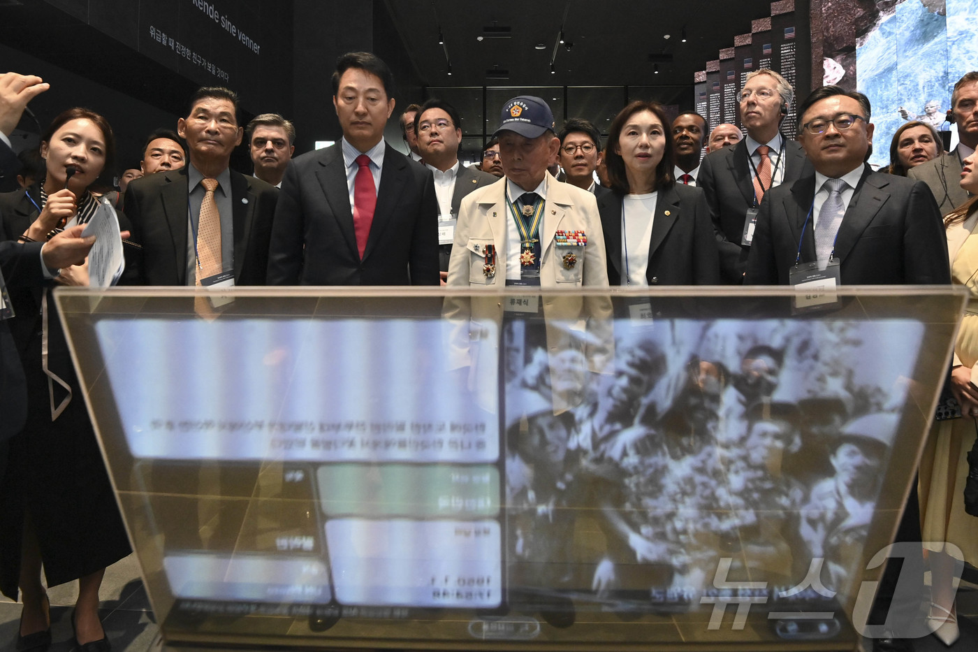 (서울=뉴스1) 임세영 기자 = 오세훈 국민의힘 서울시장 후보가 12일 오전 서울 종로구 광화문광장에서 열린 감사의 정원 준공식에서 참석자들과 지하에 마련된 미디어홀을 라운딩하고 …
