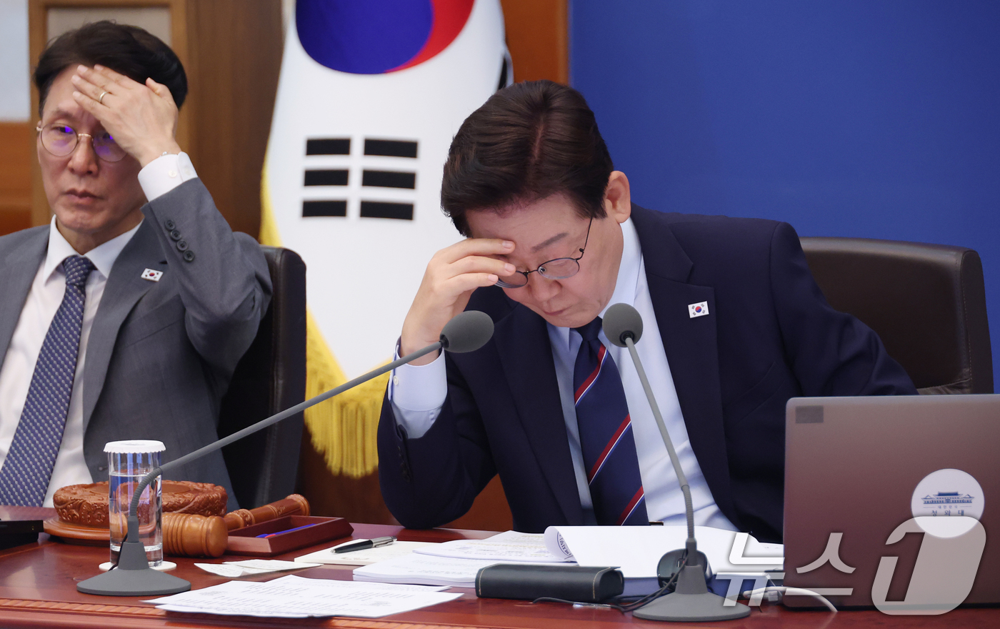 (서울=뉴스1) 이재명 기자 = 이재명 대통령이 12일 청와대에서 열린 제21회 국무회의 겸 제8차 비상경제점검회의에서 보고를 청취하고 있다. (청와대통신사진기자단) 2026.5. …