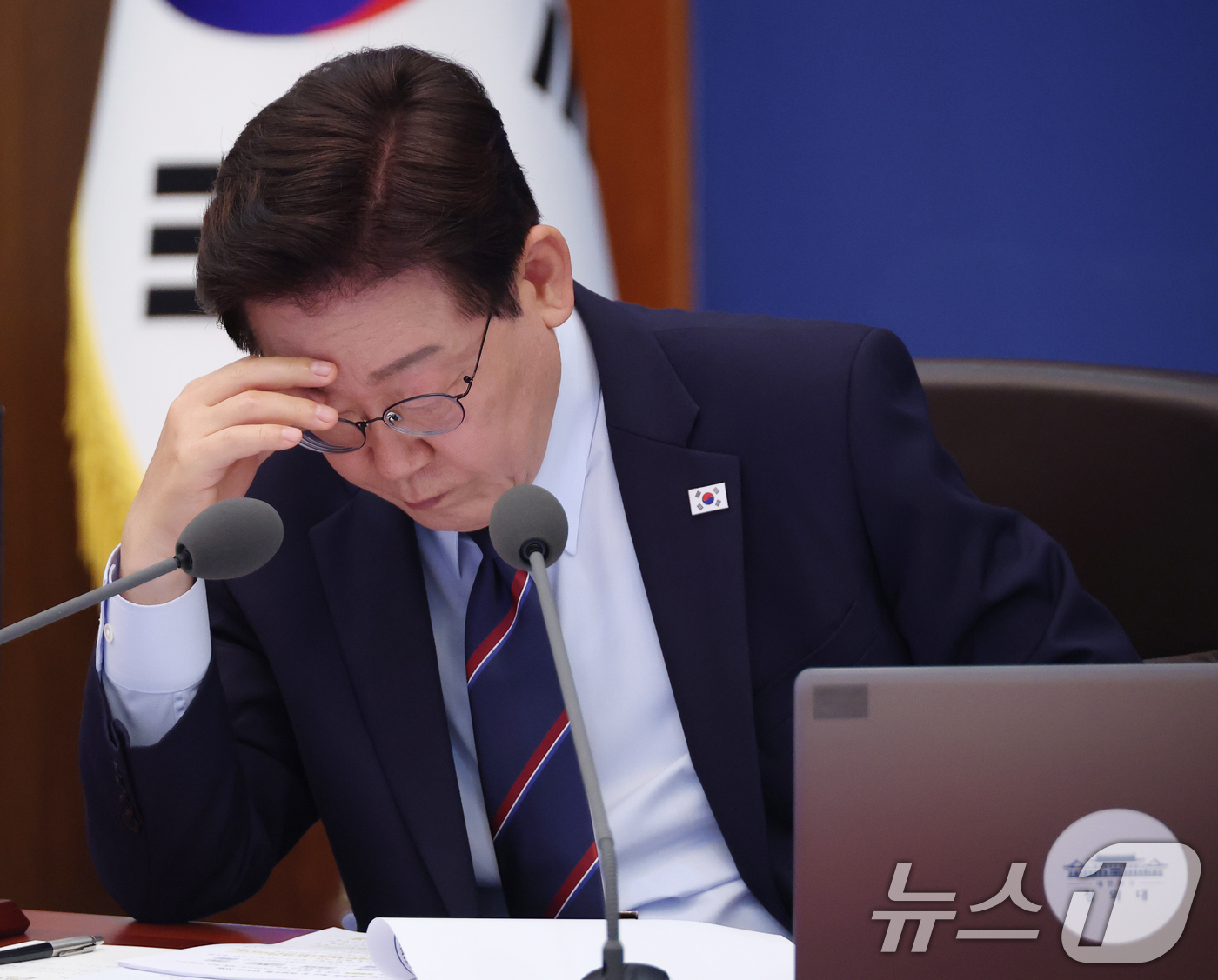 (서울=뉴스1) 이재명 기자 = 이재명 대통령이 12일 청와대에서 열린 제21회 국무회의 겸 제8차 비상경제점검회의에서 보고를 청취하고 있다. (청와대통신사진기자단) 2026.5. …