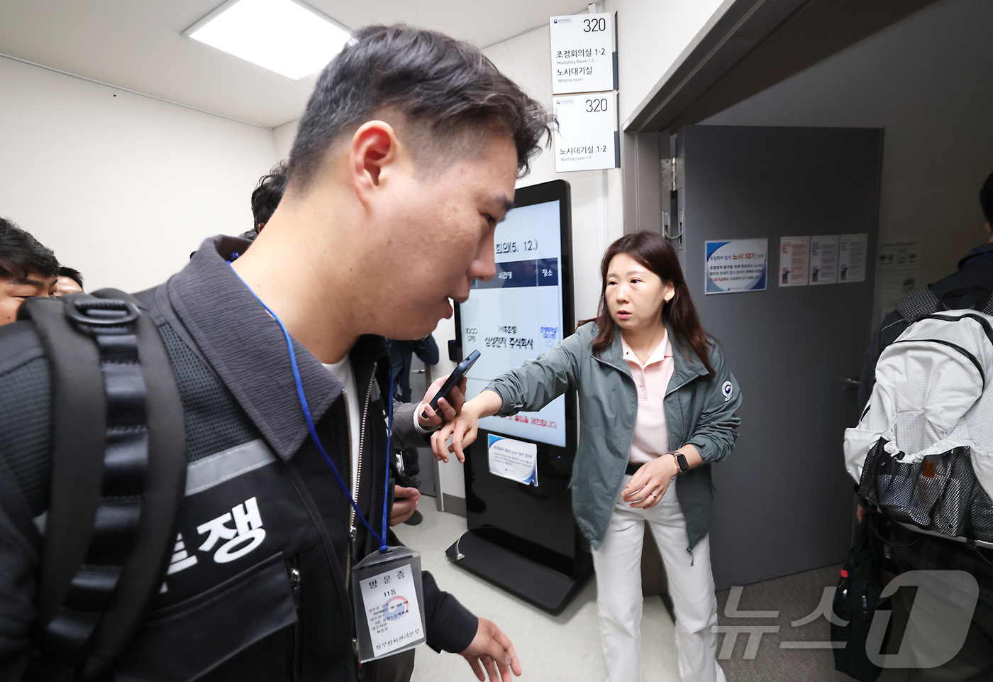 (세종=뉴스1) 김기남 기자 = 최승호 초기업노동조합 삼성전자 지부 위원장(왼쪽)이 12일 세종시 정부세종청사 중앙노동위원회 제1조정회의실에서 열린 사후조정회의에 대표단과 함께 입 …