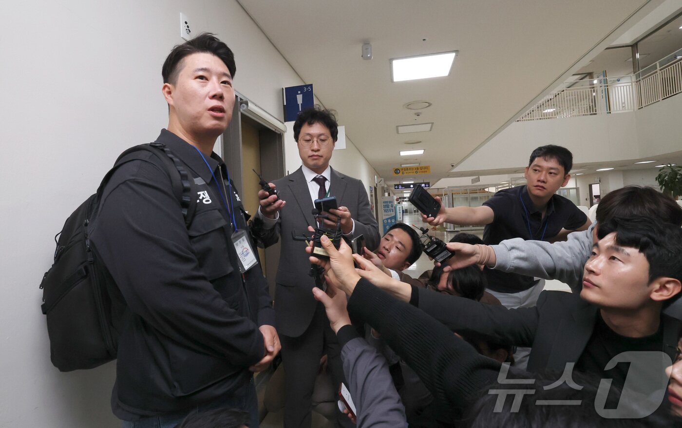 본문 이미지 - 최승호 초기업노동조합 삼성전자 지부 위원장이 12일 세종시 정부세종청사 중앙노동위원회 제1조정회의실에서 열린 사후조정회의에 참석하며 취재진의 질문에 답하고 있다. 2026.5.12 ⓒ 뉴스1 김기남 기자