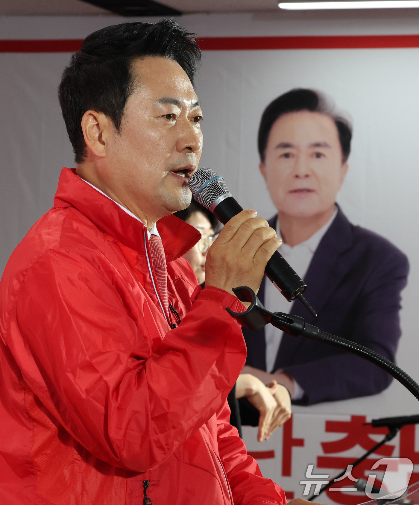 (천안=뉴스1) 김기태 기자 = 장동혁 국민의힘 대표가 12일 충남 천안 김태흠 충남지사 후보 선거사무소에서 열린 제9회 전국동시지방선거 국민의힘 충남도당 당직자 회의 및 필승결의 …
