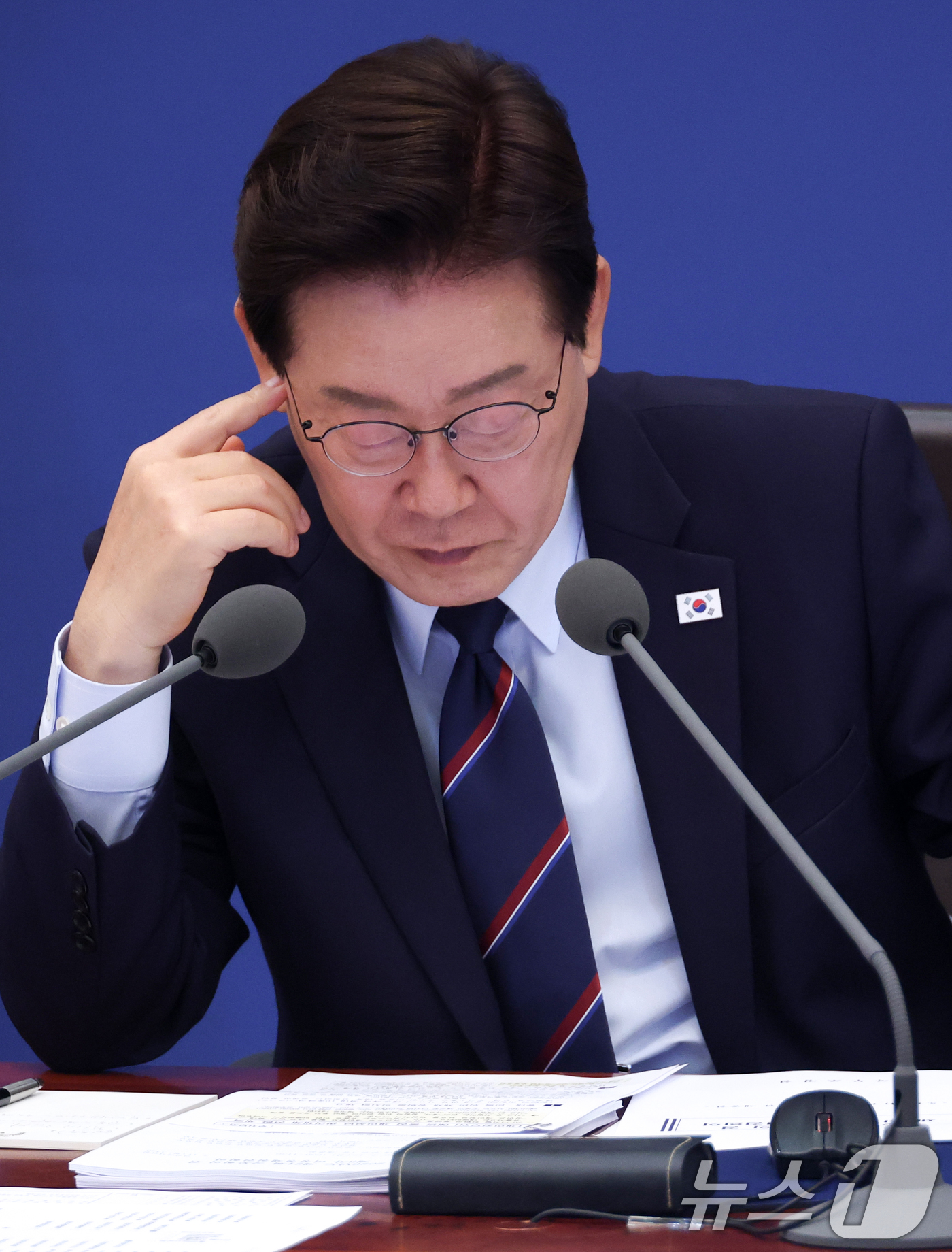 (서울=뉴스1) 이재명 기자 = 이재명 대통령이 12일 청와대에서 열린 제21회 국무회의 겸 제8차 비상경제점검회의에서 보고를 청취하고 있다. (청와대통신사진기자단) 2026.5. …