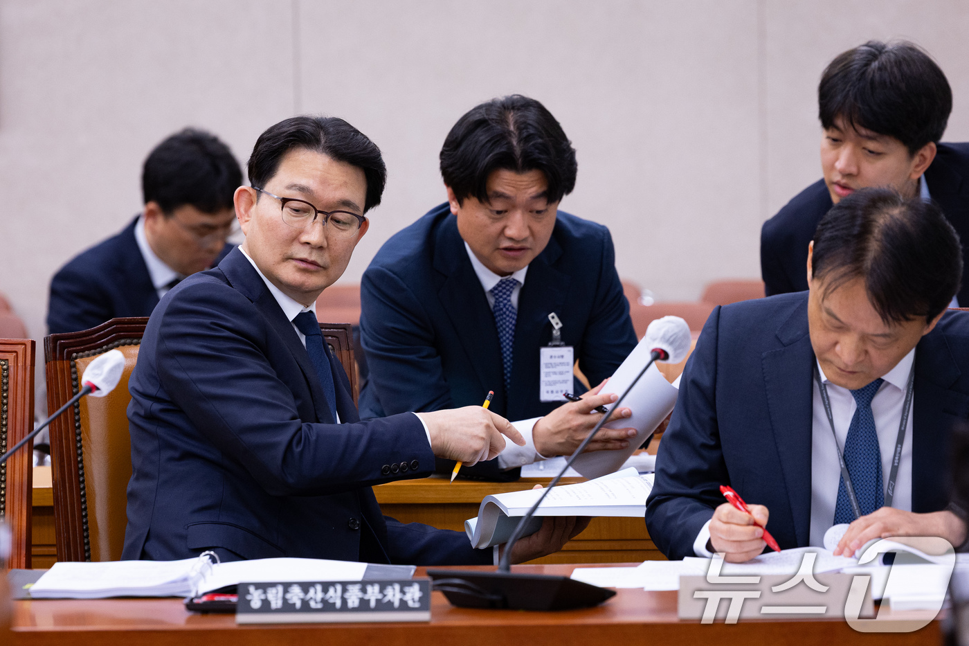 (서울=뉴스1) 유승관 기자 = 김종구 농림축산식품부 차관이 12일 서울 여의도 국회에서 열린 제435회 국회(임시회) 농림축산식품해양수산위원회 제1차 농림축산식품법안심사소위원회에 …