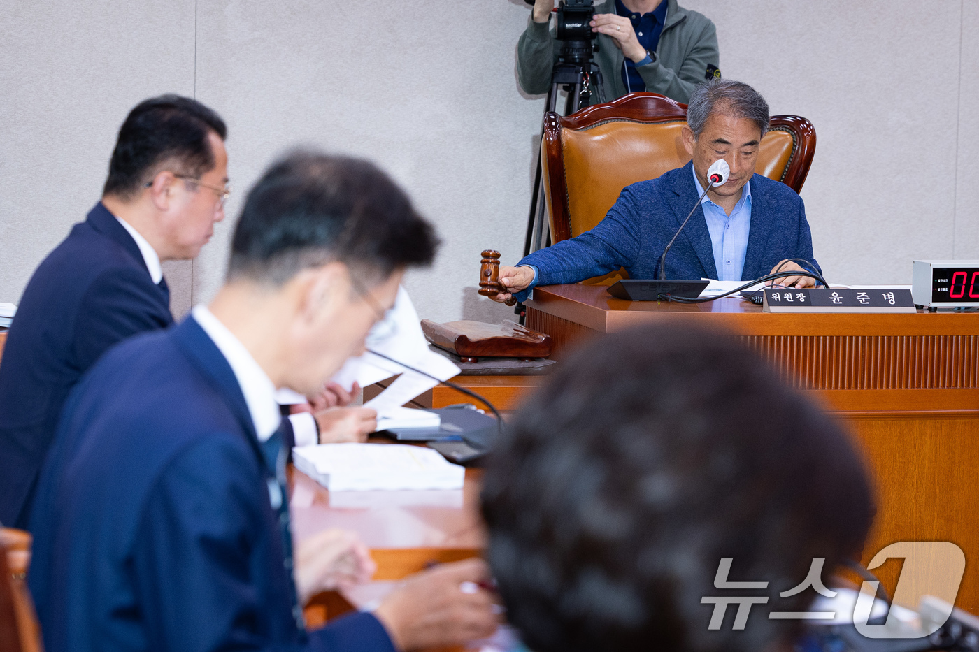 (서울=뉴스1) 유승관 기자 = 윤준병 국회 농림축산식품법안심사소위원장이 12일 서울 여의도 국회에서 열린 제435회 국회(임시회) 농림축산식품해양수산위원회 제1차 농림축산식품법안 …