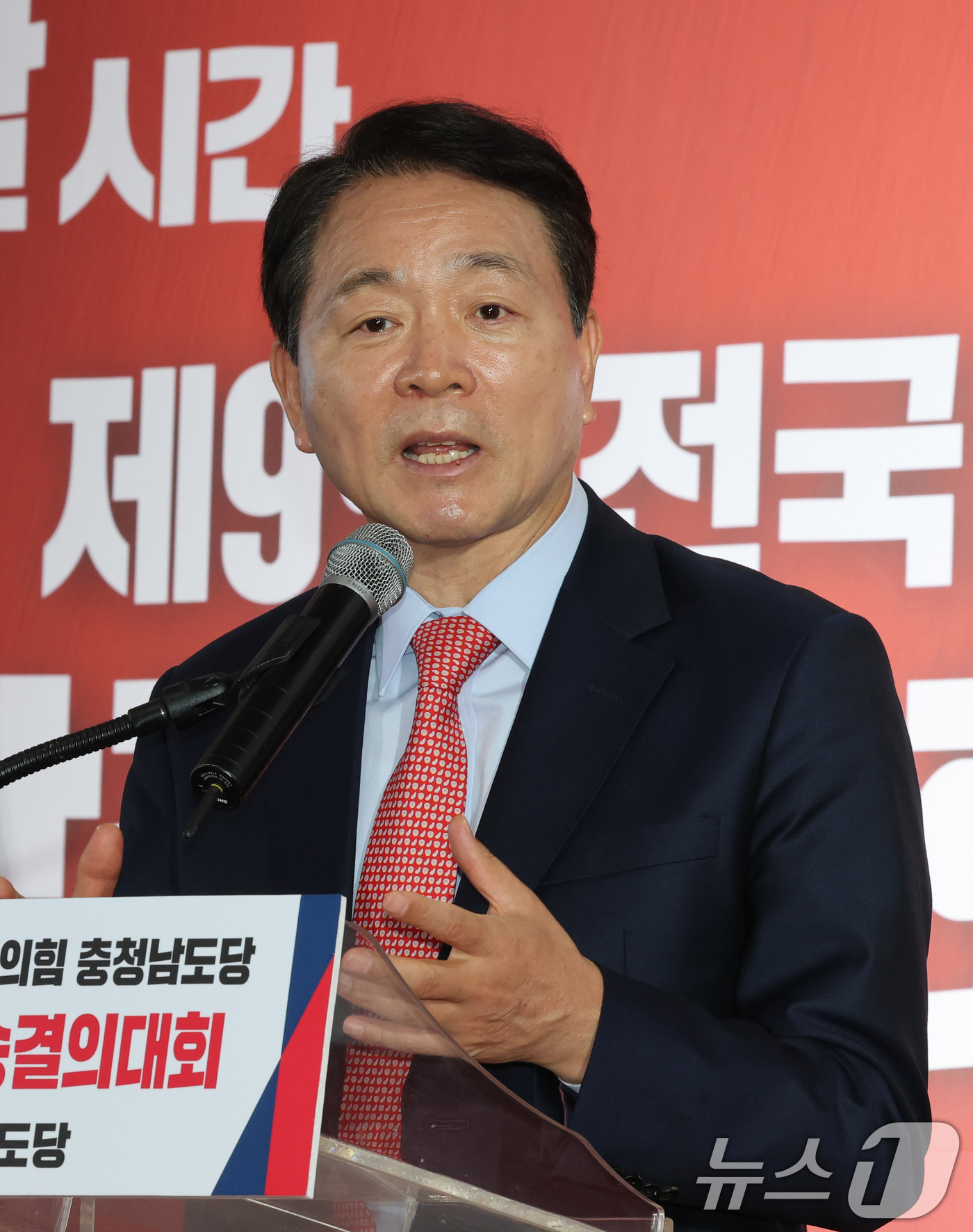 (천안=뉴스1) 김기태 기자 = 12일 충남 천안 김태흠 충남지사 후보 선거사무소에서 열린 제9회 전국동시지방선거 국민의힘 충남도당 당직자 회의 및 필승결의대회에서 성일종 국회의원 …