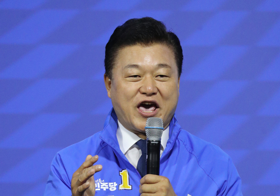 승리 각오 밝히는 신용한 충북지사 후보