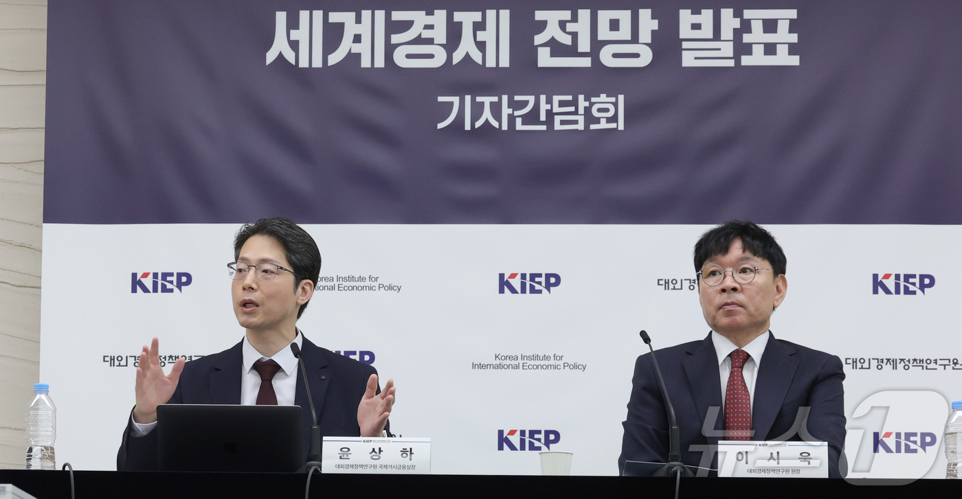 (세종=뉴스1) 김기남 기자 = 이시욱 대외경제정책연구원장과 윤상하 국제거시금융실장이 12일 세종시 정부세종청사에서 2026년 세계경제 전망(업데이트)을 발표하고 있다. 2026. …