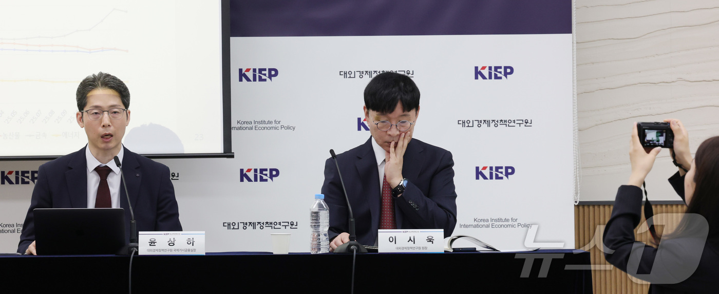 (세종=뉴스1) 김기남 기자 = 이시욱 대외경제정책연구원장과 윤상하 국제거시금융실장이 12일 세종시 정부세종청사에서 2026년 세계경제 전망(업데이트)을 발표하고 있다. 2026. …