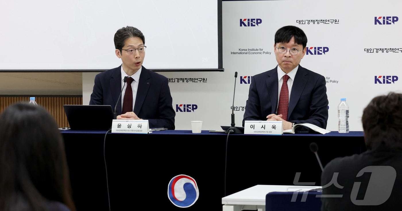 (세종=뉴스1) 김기남 기자 = 이시욱 대외경제정책연구원장과 윤상하 국제거시금융실장이 12일 세종시 정부세종청사에서 2026년 세계경제 전망(업데이트)을 발표하고 있다. 2026. …