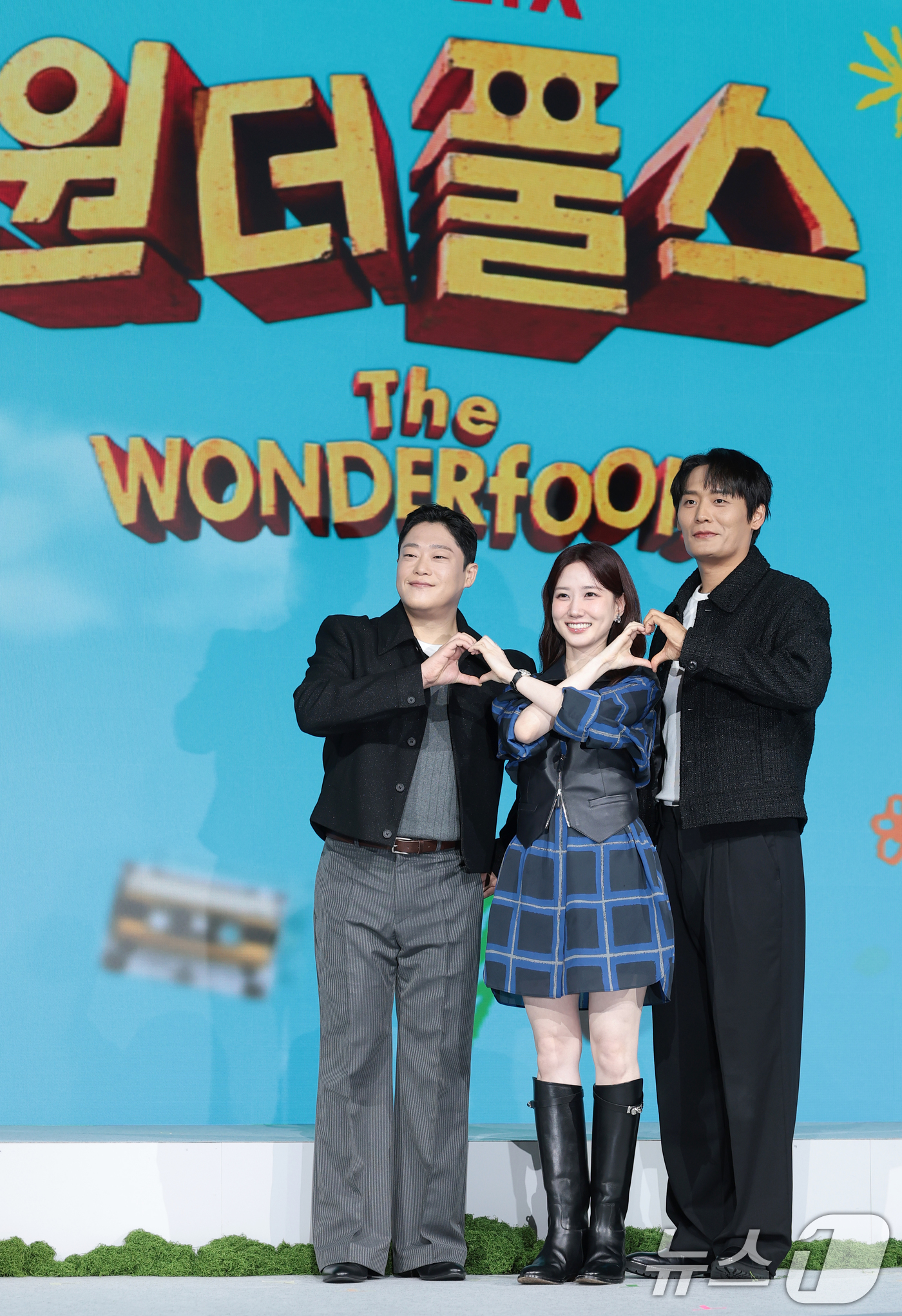 (서울=뉴스1) 권현진 기자 = 배우 임성재(왼쪽부터)와 박은빈, 최대훈이 12일 서울 종로구 JW메리어트 동대문 스퀘어 서울에서 열린 넷플릭스 시리즈 '원더풀스' 제작발표회에서 …