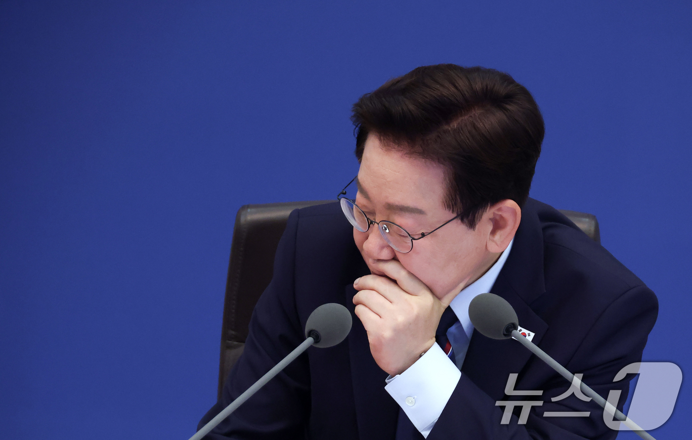 (서울=뉴스1) 이재명 기자 = 이재명 대통령이 12일 청와대에서 열린 제21회 국무회의 겸 제8차 비상경제점검회의에서 보고를 청취하고 있다. (청와대통신사진기자단) 2026.5. …
