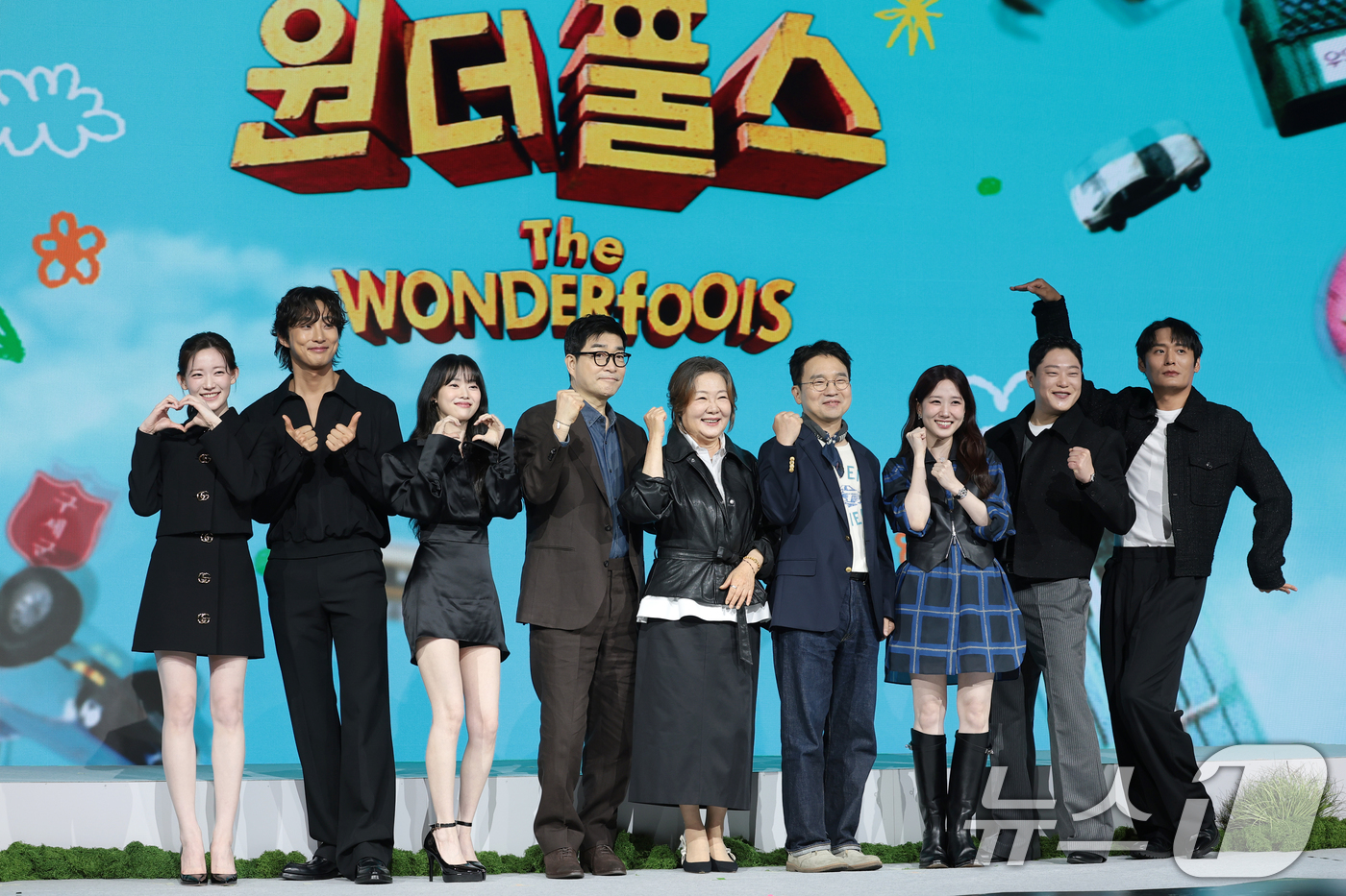 (서울=뉴스1) 권현진 기자 = 배우 최윤지(왼쪽부터)와 배나라, 정이서, 손현주, 김해숙, 유인식 감독, 박은빈, 임성재, 최대훈이 12일 서울 종로구 JW메리어트 동대문 스퀘어 …