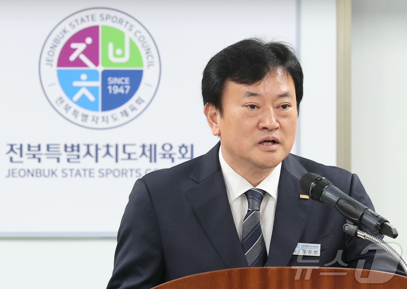 (전주=뉴스1) 유경석 기자 = 정강선 전북특별자치도체육회장이 12일 전북 전주시 전북체육회관에서 열린 \'전북도지사 예비후보 초청 전북체육 정책 간담회\'에서 인사말을 하고 있다 …