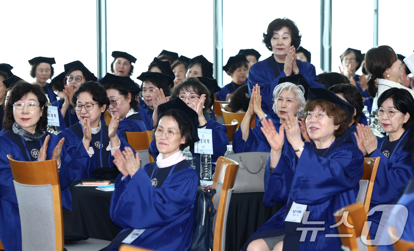 (서울=뉴스1) 김민지 기자 = 12일 서울 용산구 숙명여자대학교 백주년기념관에서 열린 숙명여대 창학 120주년 기념 '졸업 50주년 홈커밍데이'에서 졸업 동문들이 학위복을 입고 …
