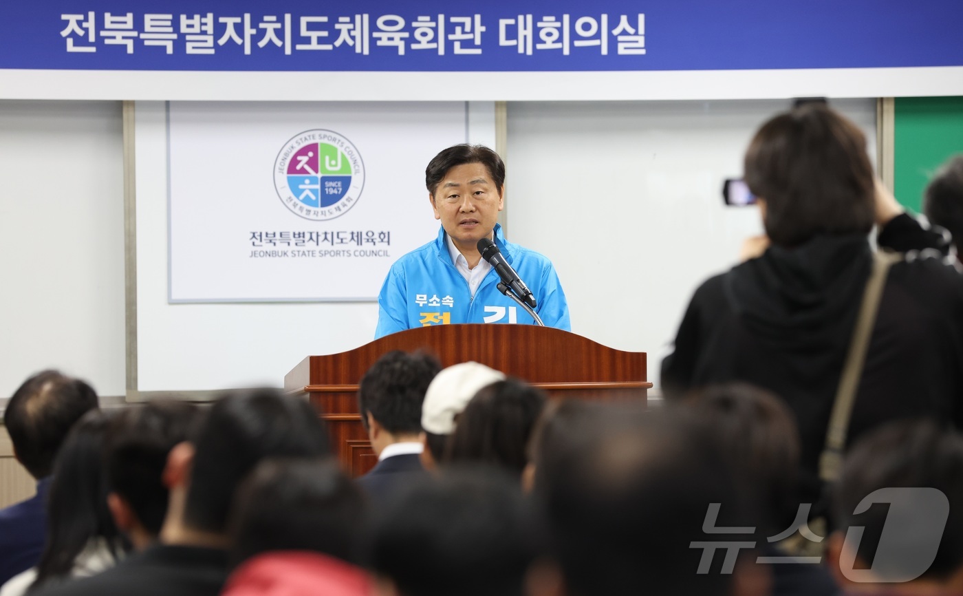 (전주=뉴스1) 유경석 기자 = 김관영 무소속 전북특별자치도지사 예비후보가 12일 전북 전주시 전북체육회관에서 열린 전북도지사 예비후보 초청 전북체육 정책 간담회에 참석해 정책을 …