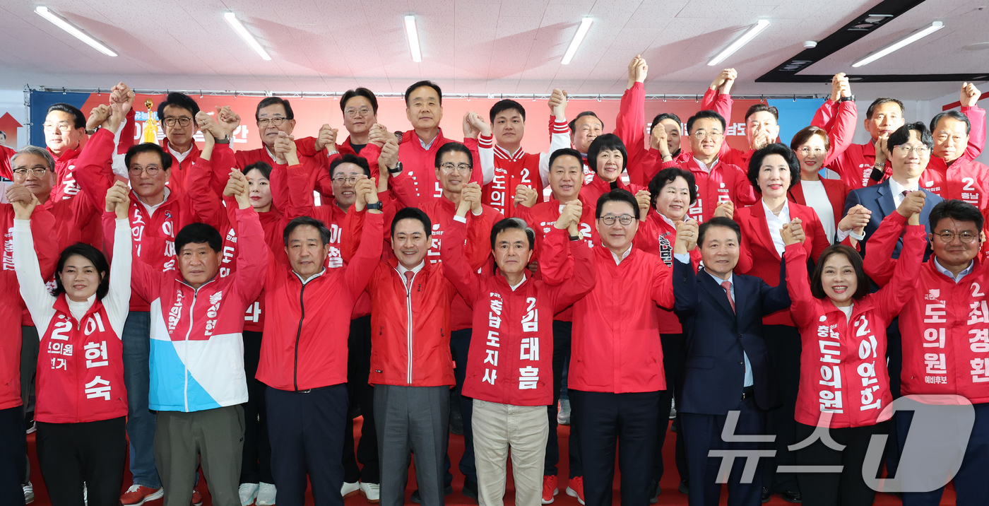 (천안=뉴스1) 김기태 기자 = 장동혁 국민의힘 대표가 12일 충남 천안 김태흠 충남지사 후보 선거사무소에서 열린 제9회 전국동시지방선거 국민의힘 충남도당 당직자 회의 및 필승결의 …