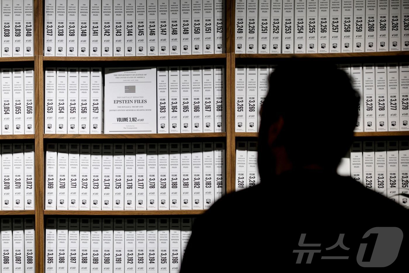 (뉴욕 AFP=뉴스1) 윤다정 기자 = 11일(현지시간) 미국 뉴욕 맨해튼에서 한 방문객이 비영리단체 '일차 사실 연구소'(Institute of Primary Facts)가 주관 …