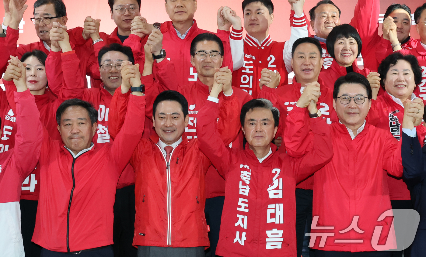 (천안=뉴스1) 김기태 기자 = 장동혁 국민의힘 대표가 12일 충남 천안 김태흠 충남지사 후보 선거사무소에서 열린 제9회 전국동시지방선거 국민의힘 충남도당 당직자 회의 및 필승결의 …