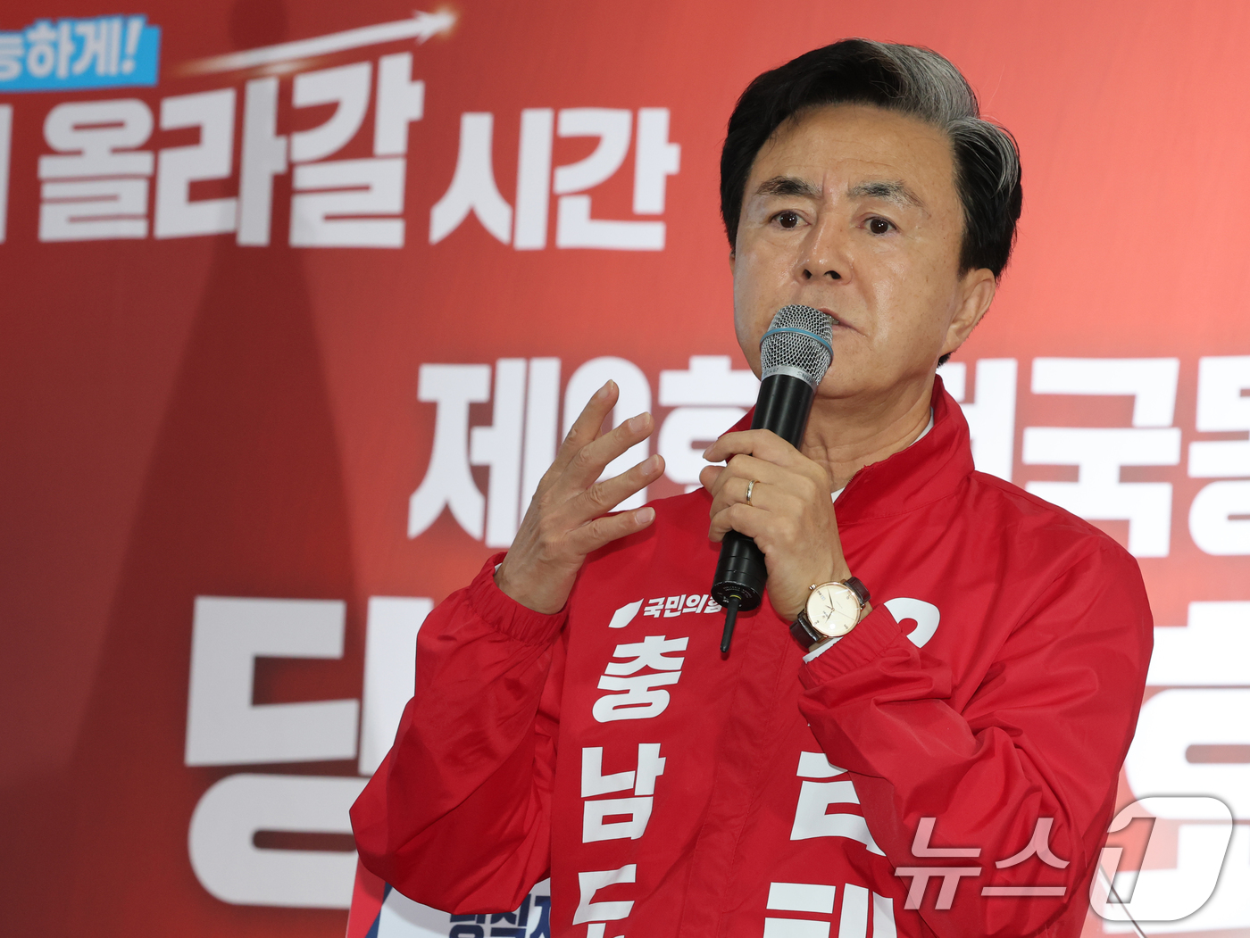 (천안=뉴스1) 김기태 기자 = 김태흠 충남지사 후보가 12일 충남 천안 김태흠 충남지사 후보 선거사무소에서 열린 제9회 전국동시지방선거 국민의힘 충남도당 당직자 회의 및 필승결의 …