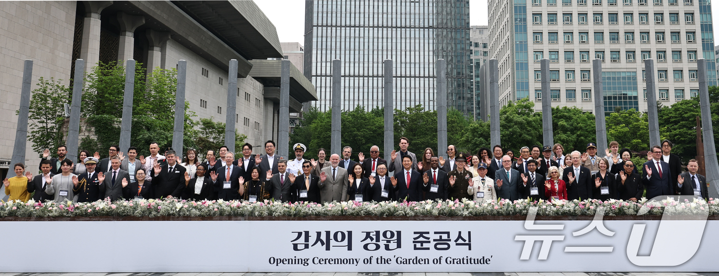 (서울=뉴스1) 임세영 기자 = 오세훈 국민의힘 서울시장 후보, 김성보 서울시장 권한대행, 류재식 6.25참전유공자회 서울시지부 대표 등이 12일 서울 종로구 광화문광장에서 열린 …