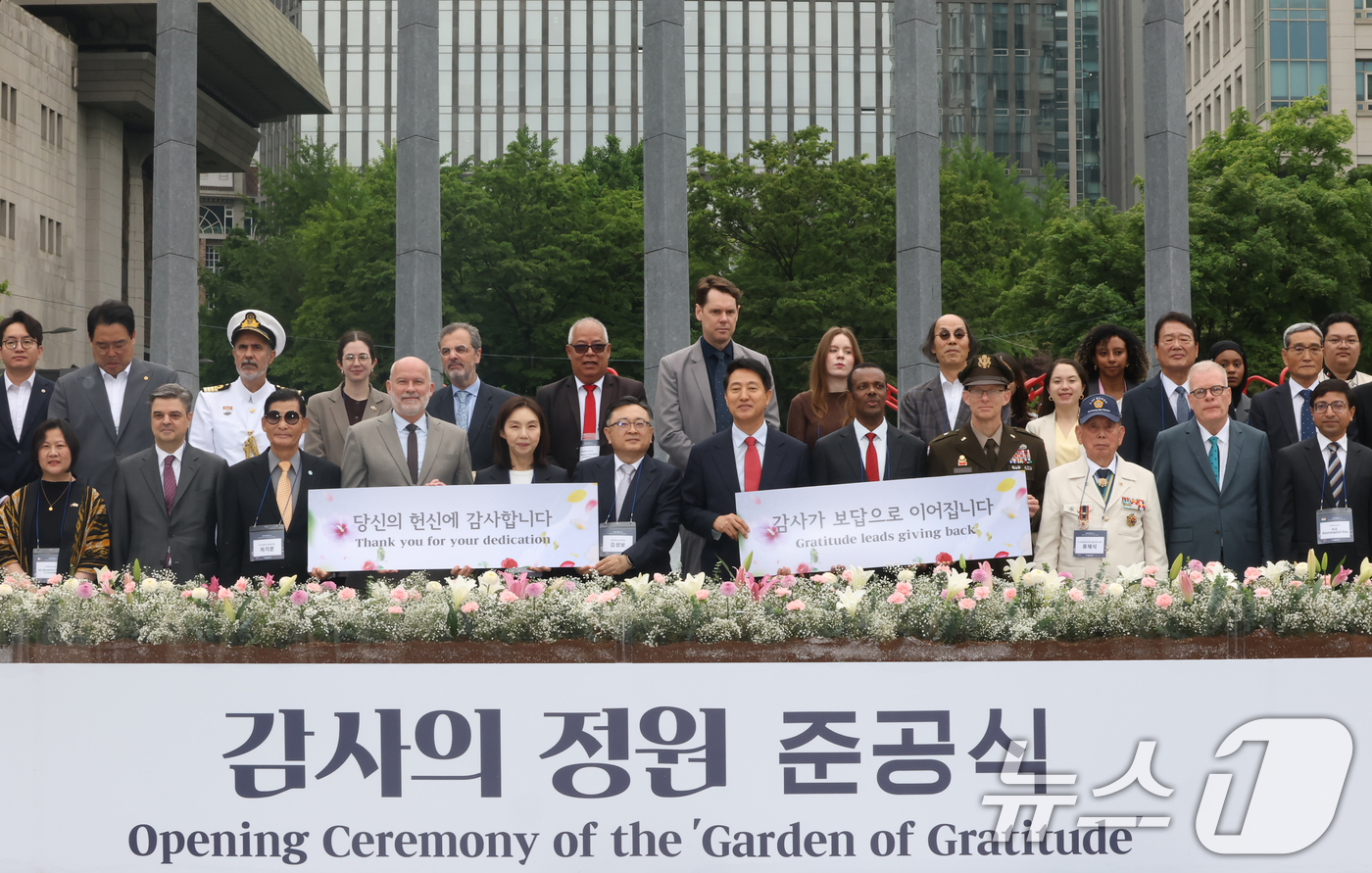 (서울=뉴스1) 임세영 기자 = 오세훈 국민의힘 서울시장 후보, 김성보 서울시장 권한대행, 류재식 6.25참전유공자회 서울시지부 대표 등이 12일 서울 종로구 광화문광장에서 열린 …