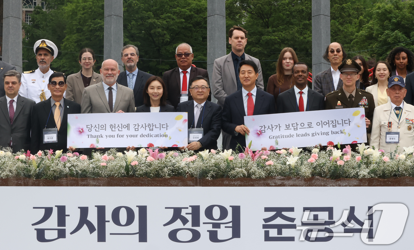 (서울=뉴스1) 임세영 기자 = 오세훈 국민의힘 서울시장 후보, 김성보 서울시장 권한대행, 류재식 6.25참전유공자회 서울시지부 대표 등이 12일 서울 종로구 광화문광장에서 열린 …