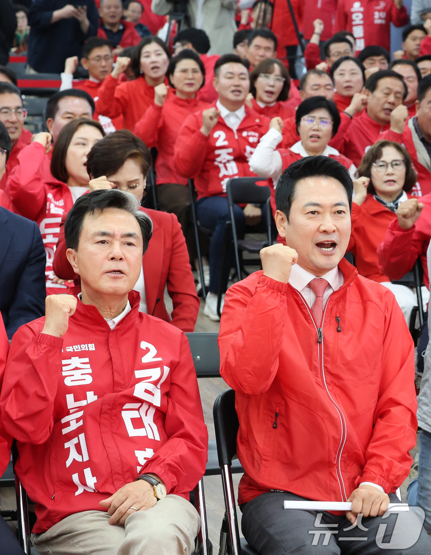 (천안=뉴스1) 김기태 기자 = 장동혁 국민의힘 대표가 12일 충남 천안 김태흠 충남지사 후보 선거사무소에서 열린 제9회 전국동시지방선거 국민의힘 충남도당 당직자 회의 및 필승결의 …