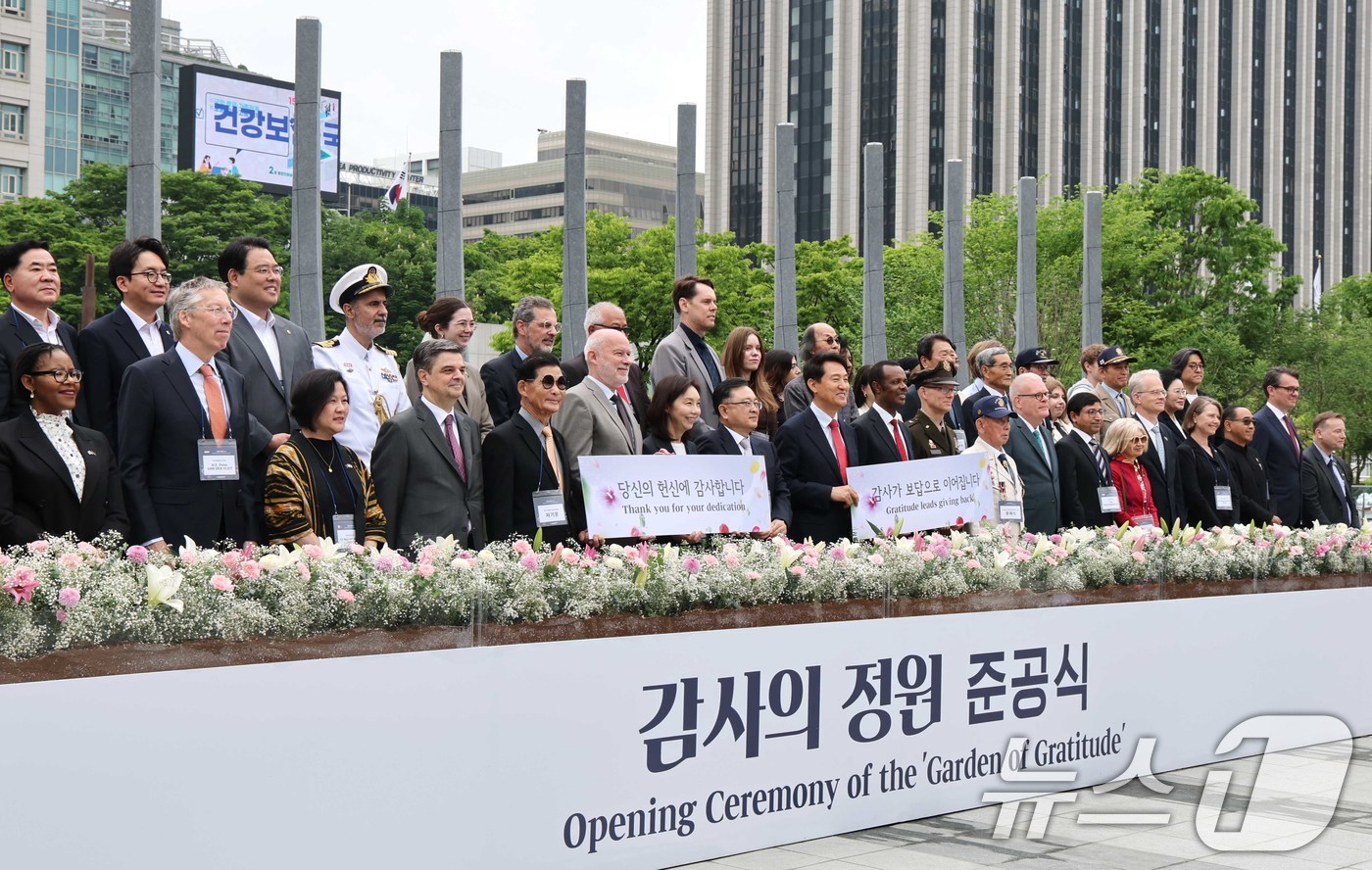 (서울=뉴스1) 임세영 기자 = 오세훈 국민의힘 서울시장 후보, 김성보 서울시장 권한대행, 류재식 6.25참전유공자회 서울시지부 대표 등 참석자들이 12일 서울 종로구 광화문광장에 …