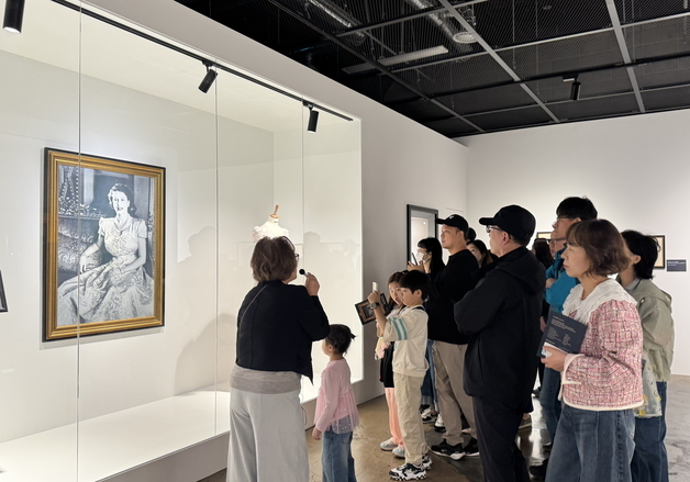 장생포문화창고 '퀸즈컬렉션' 흥행… 한 달 만에 2만명 돌파