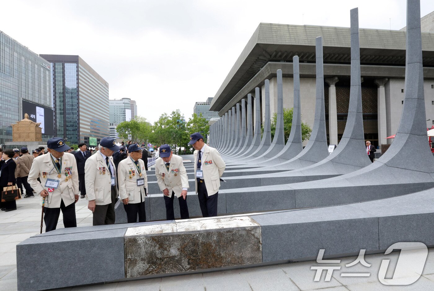 본문 이미지 - 12일 서울 광화문광장에서 열린 '감사의 정원' 준공식 후 6.25 참전용사들이 22개국 6.25참전 국가를 상징하는 조형물을 살펴보고 있다. (공동취재) 2026.5.12 ⓒ 뉴스1 임세영 기자