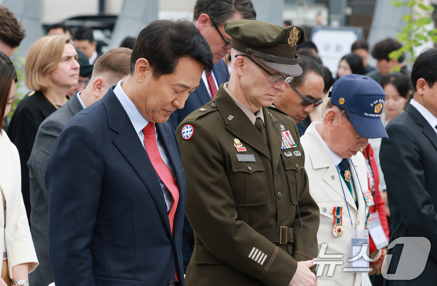 (서울=뉴스1) 임세영 기자 = 오세훈 국민의힘 서울시장 후보가 12일 서울 종로구 광화문광장에서 열린 '감사의 정원' 준공식에서 묵념을 하고 있다. 2026.5.12/뉴스1