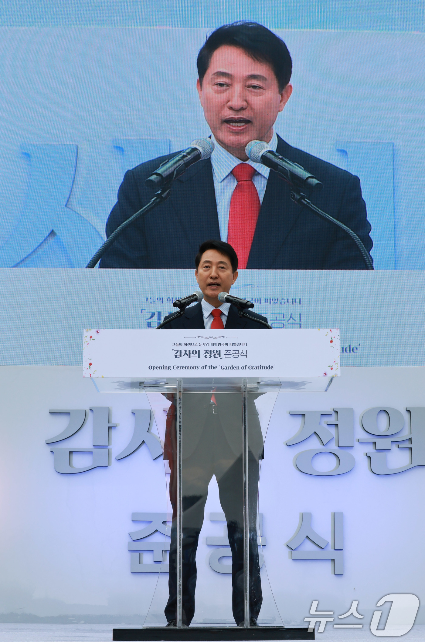 (서울=뉴스1) 임세영 기자 = 오세훈 국민의힘 서울시장 후보가 12일 서울 종로구 광화문광장에서 열린 '감사의 정원' 준공식에서 축사를 하고 있다. 2026.5.12/뉴스1
